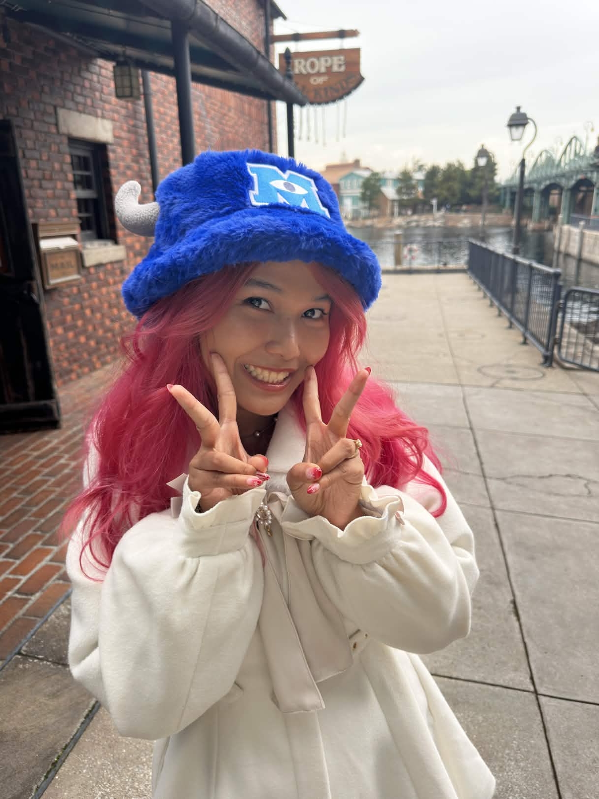 Mae Win, photographer